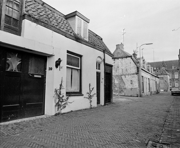 855663 Gezicht op de voorgevels van de panden Andreasstraat 39-lager te Utrecht, vanaf het Geertebolwerk, met op de ...